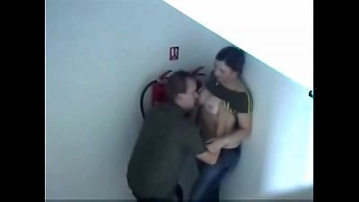 dando a buceta no corredor escondida safada