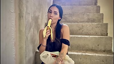 MY NEIGHBOR likes BANANA SO MUCH THAT NOW SHE WANTS MINE - SPANISH porn