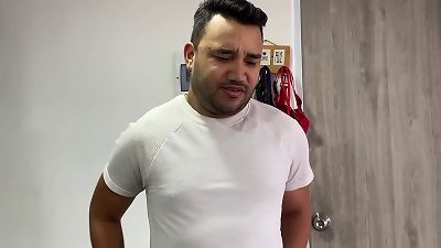 Pizza delivery man finishes up pulverizing clients as a shape of cheque